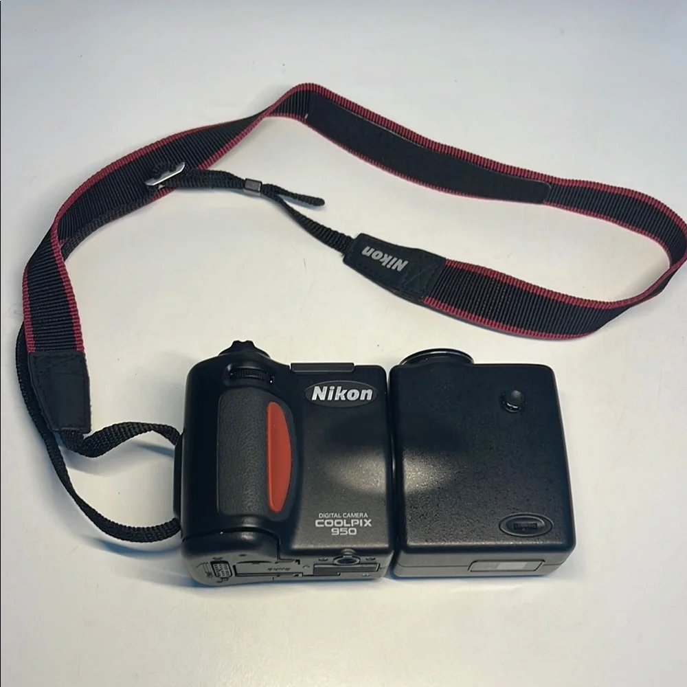 Nikon Coolpix 950 2MP Digital Camera - 3x Optical Zoom with 2 optical lenses